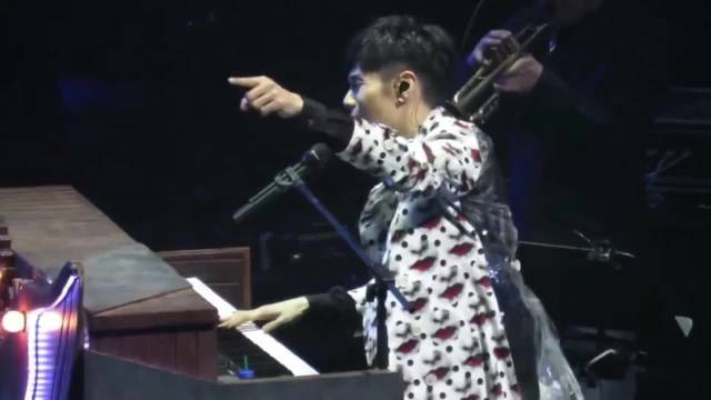 李荣浩罕见钢琴弹唱《模特》红色袜子抢眼