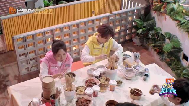 丁程鑫Hi6跳《我是李飞》魔性扭胯，亮片夹克反差萌引爆笑