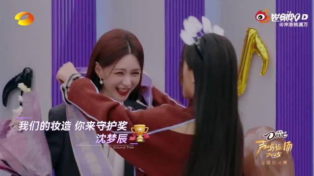 何炅获选手颁舞台核心奖，五旬高龄主持功力依旧稳健