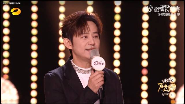 何炅评危晋宇张卓尔合唱感人至深