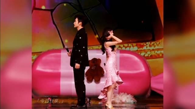 张彬彬毛晓彤舞台合唱默契十足