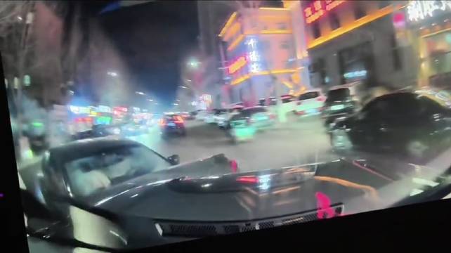 方程豹遭遇截停事件，驾驶员受惊吓