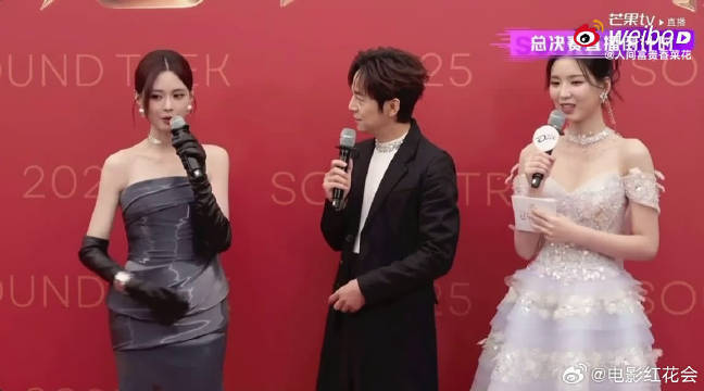 何炅都夸沈梦辰美得该上热搜，未来风衣服超厉害，光变色彩美到心颤