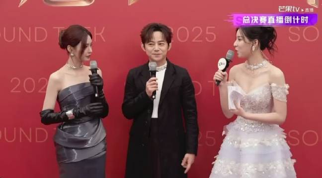 何炅赞沈梦辰未来风造型美到上热搜，紫光下闪耀舞台