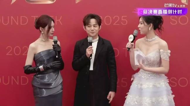 何炅赞沈梦辰未来感战袍随光变色，预言紫气东来