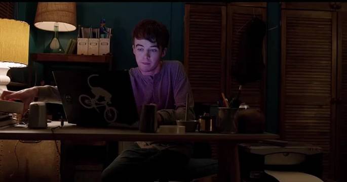 通过电脑摄像头拍下他的隐私 威胁他做事 黑镜