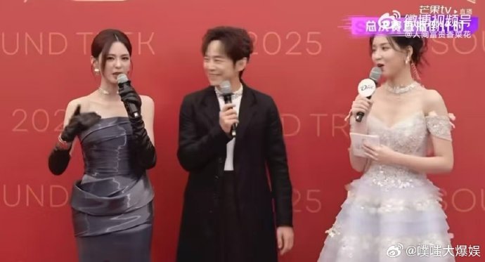 何炅盛赞沈梦辰智能变色礼服