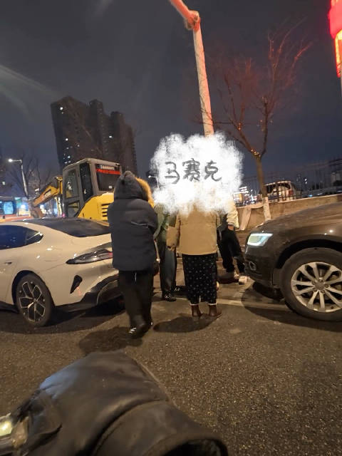 女司机倒车撞坏奥迪Q5前大灯，车主拒私了要求走保险