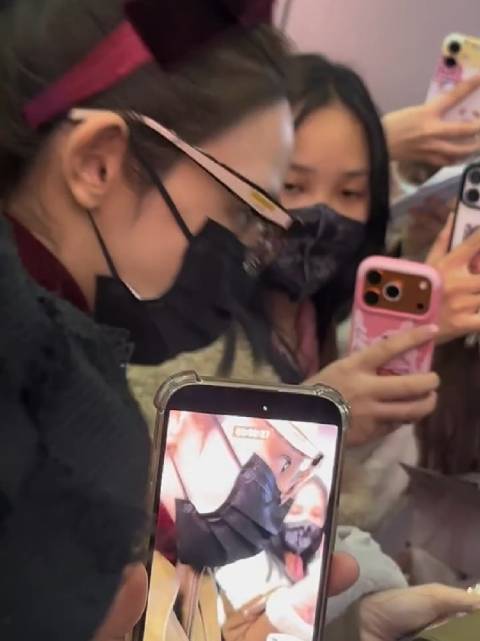 彭小苒机场温柔维护秩序，感冒仍贴心送祝福