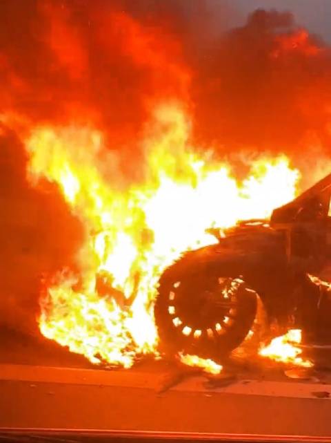 迈巴赫SUV高速起火,车内人员成功逃生