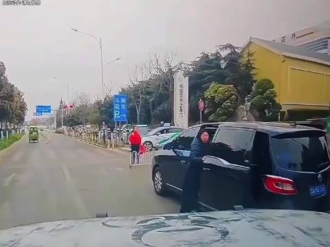 GL8女子竖中指后遭车辆撞击