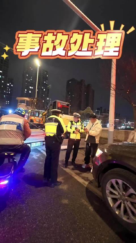 女司机倒车时不小心撞坏奥迪Q5前大灯