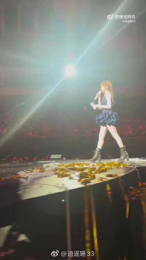 王心凌巡演收官夜鞠躬致谢，回应粉丝爱意