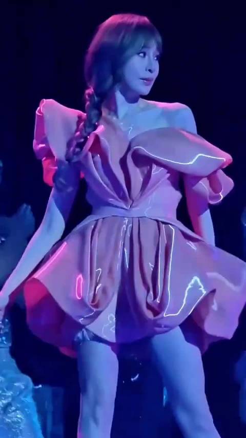 王心凌闪钻长裙惊艳演唱会，自称先穿为快