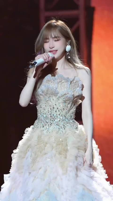 今晚的造型依旧十分美丽啊我好喜欢