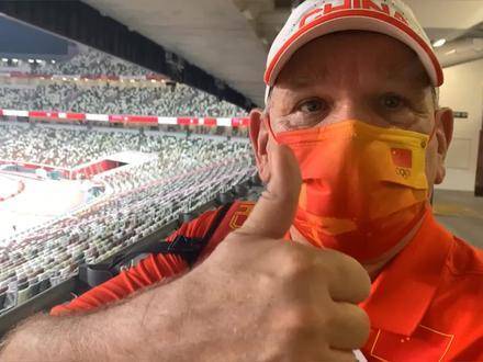 苏炳添刷新纪录，看台上一位美国大爷陷入沉思与自省