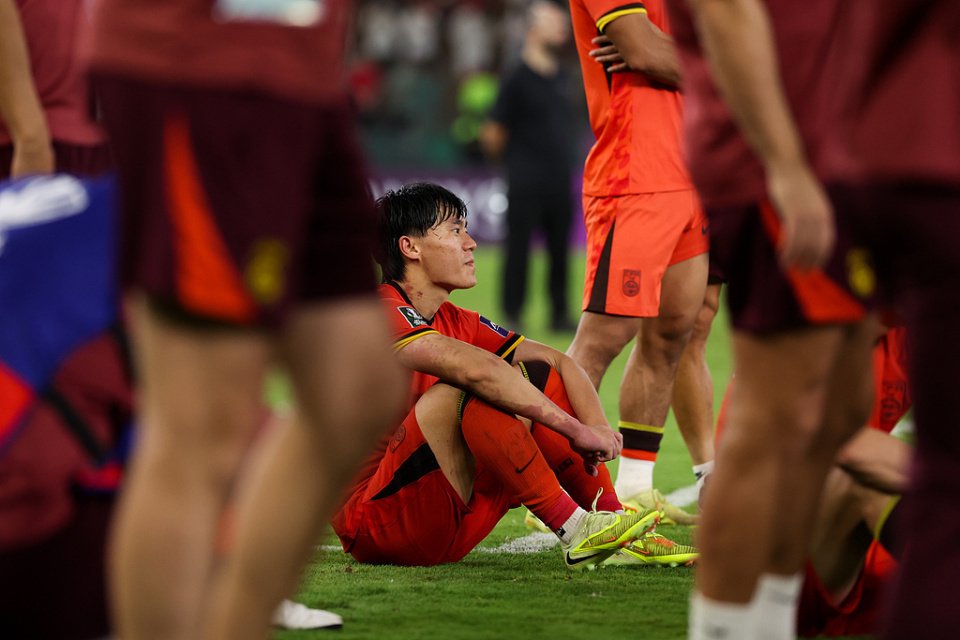 心疼！U23国足多人抹泪，李昊伤心掩面，王钰栋神情落寞+哭着谢场
