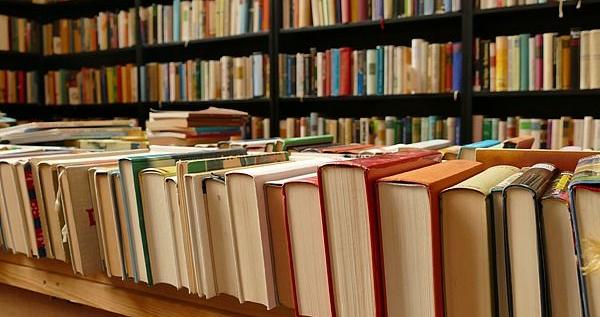 “明星带书”，谁成就了谁？| 周末谈