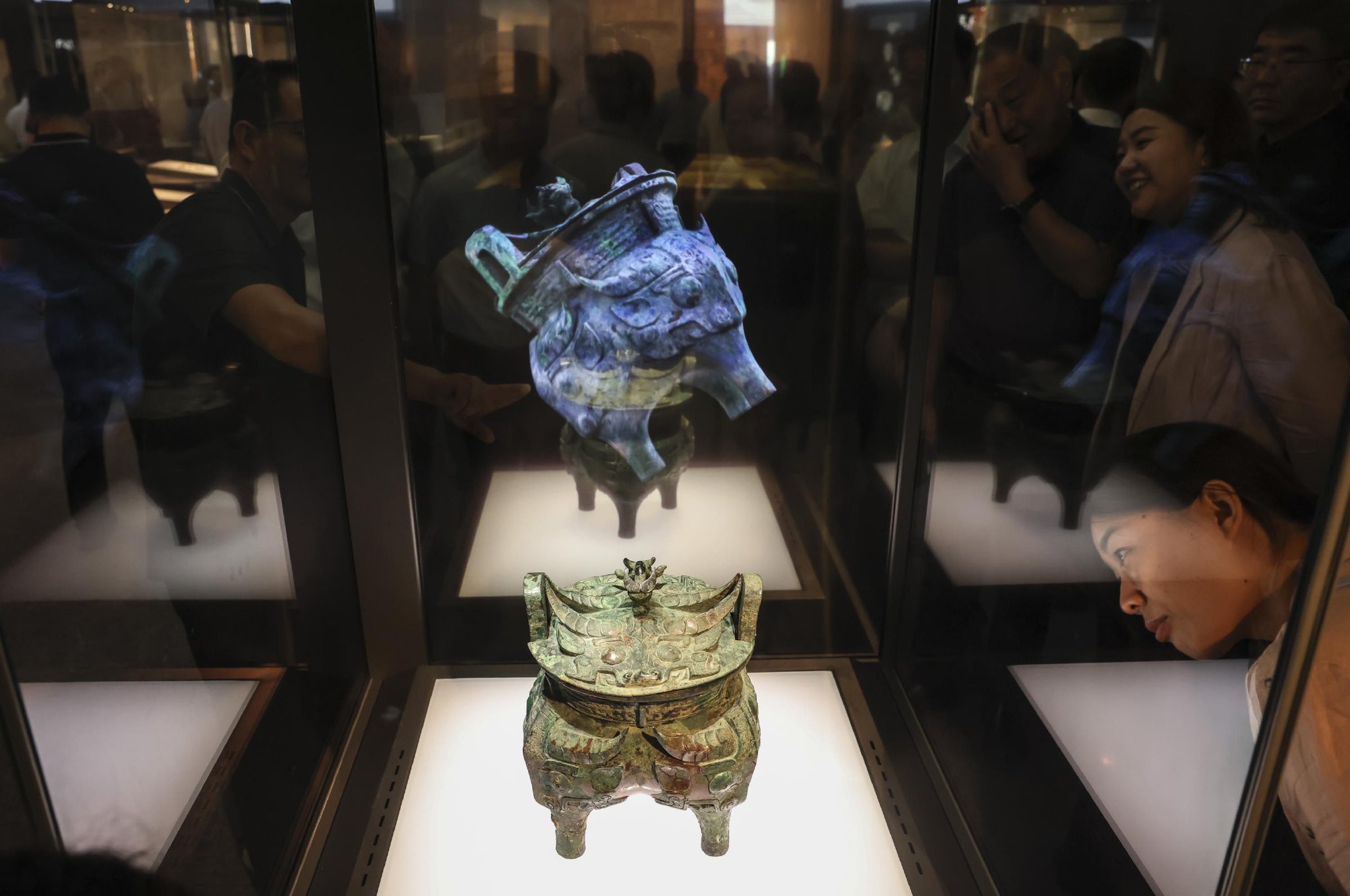 觀眾在觀看首都博物館鎮館之寶伯矩鬲。資料圖片/新京報記者 浦峰 攝