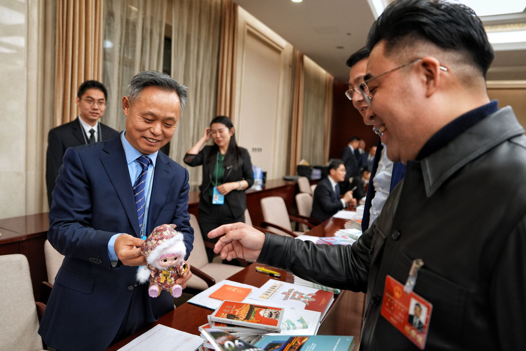 「攤位」上的潮玩手辦吸引了代表委員的目光。新京報記者 陶冉 攝