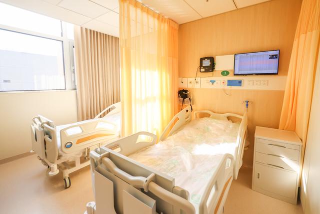 �׶�ҽ�ƴ�ѧ�����Կ�ҽԺǨַ����Ժ�������Ӳ����ʹ�λ��������໼�ߡ���ΰ��