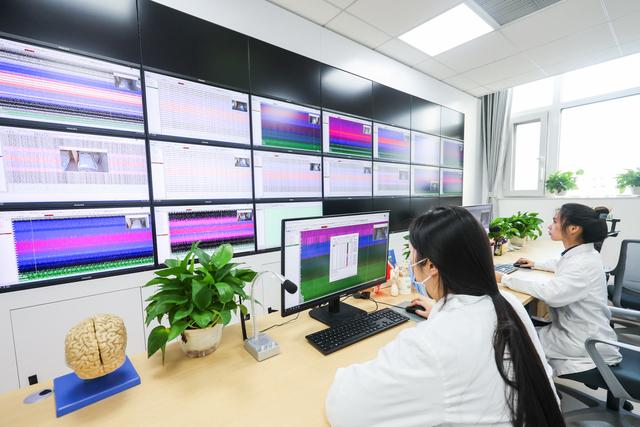 �׶�ҽ�ƴ�ѧ�����Կ�ҽԺǨַ����Ժ�������������Ƽ���ˮƽ��ʵʱ��⻼������״̬����ΰ��