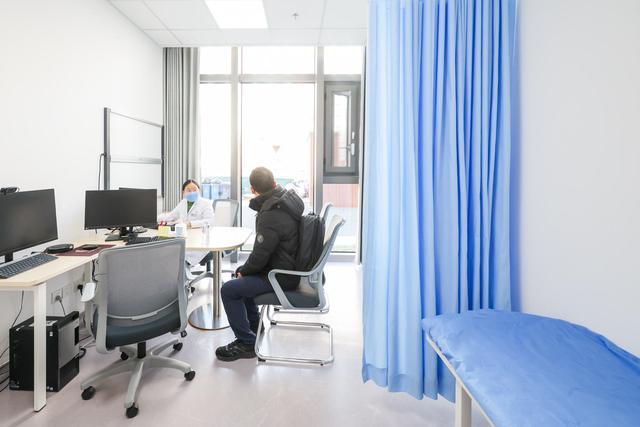 1��25�գ��׶�ҽ�ƴ�ѧ�����Կ�ҽԺ����Ժ�����ڽ�������׼������������ӭ��26�տ����ΰ��