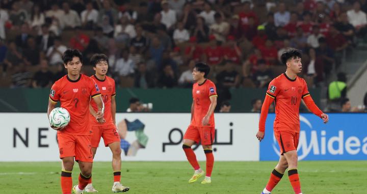 王钰栋激动落泪！决赛失误挨批，媒体人：请远离互联网远离吹捧