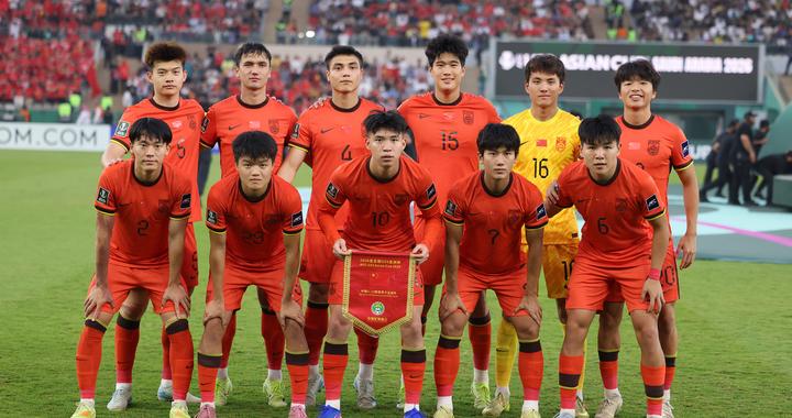 高清大图｜中国队获U23男足亚洲杯亚军