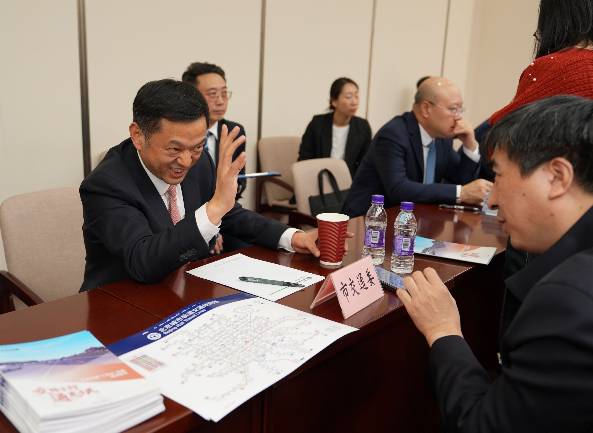 市交通委接受代表委員的詢問、諮詢。新京報記者 陶冉 攝