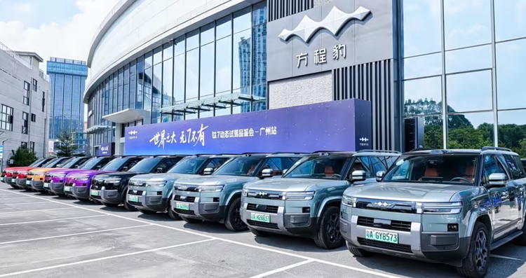 实测馈电油耗6.8 L/100km，方程豹钛7全能型选手？