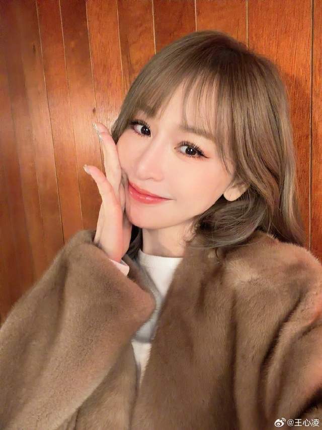 王心凌演唱会后发文：明明人已经走下台了，可是心还留在那里，之前曾因演唱会突发意外，紧张到腿抽筋