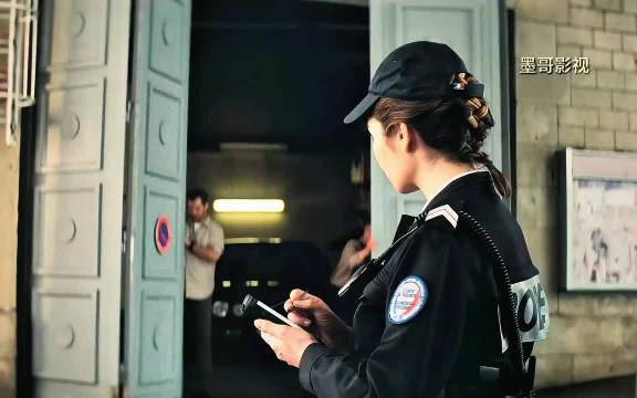 阿汤哥拯救名场面！女警：“你倒是打个嘴子在走啊”