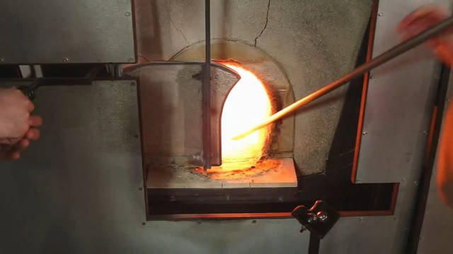 1100摄氏度高温下匠人吹制玻璃技艺展示