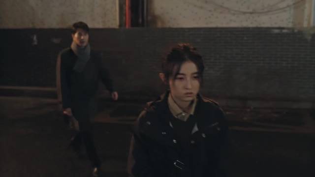 像两棵独立的树彼此守望，风雨里双向看见，这份羁绊比爱情更戳人，后劲绵长！