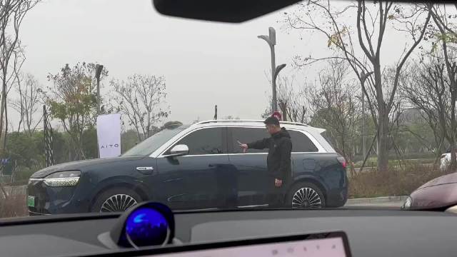 网友称朋友开M9后行为异常引关注