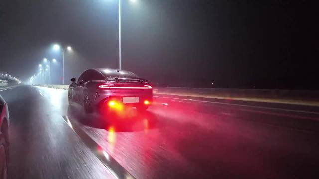 Su7雾灯氮气加速的效果，但下雨天要谨慎驾驶，米车是牛逼，请勿乱装逼