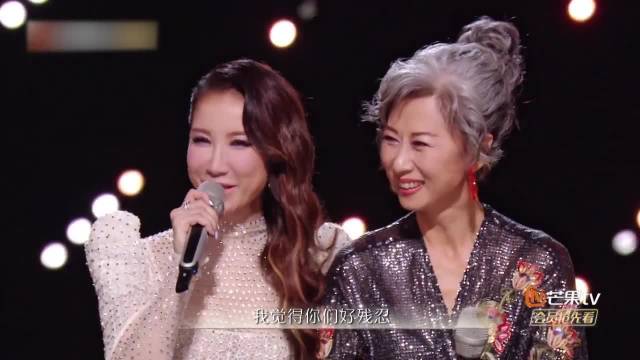 李玟叶倩文同台，两人装扮简直天后，何炅都看呆了