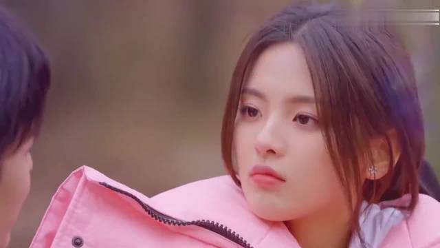 杨超越问为什么看我，侯明昊回答绝了，你不好看但在我的审美点上