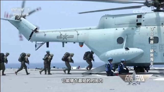 075演练Z8直升机立体登陆，展示尾门侧门机梯协同作战