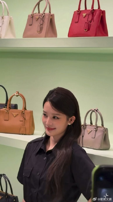 李沁Prada活动黑色造型惊艳亮相