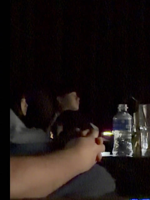 网友在新加坡看电影偶遇了林俊杰和七七