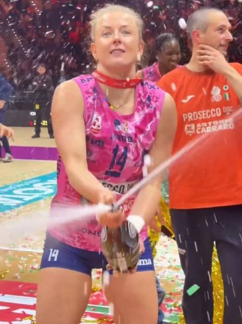 朱婷未及品尝香槟引网友讨论