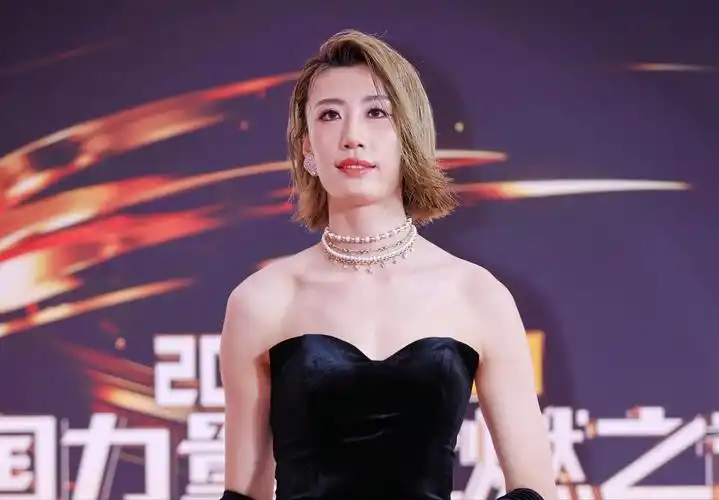 被豪门哄抢，王媛媛身价飙升，下家4选1，或和朱婷成队友