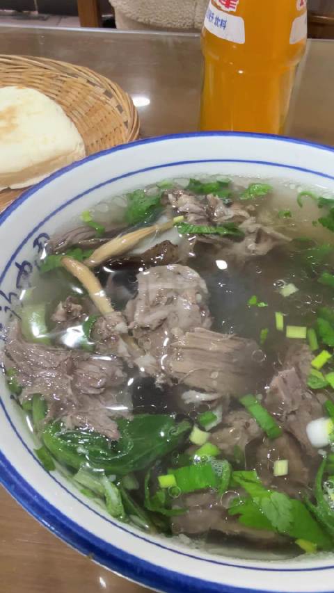 一碗水盆羊肉、一瓶冰峰、一碟小菜、一块馍！