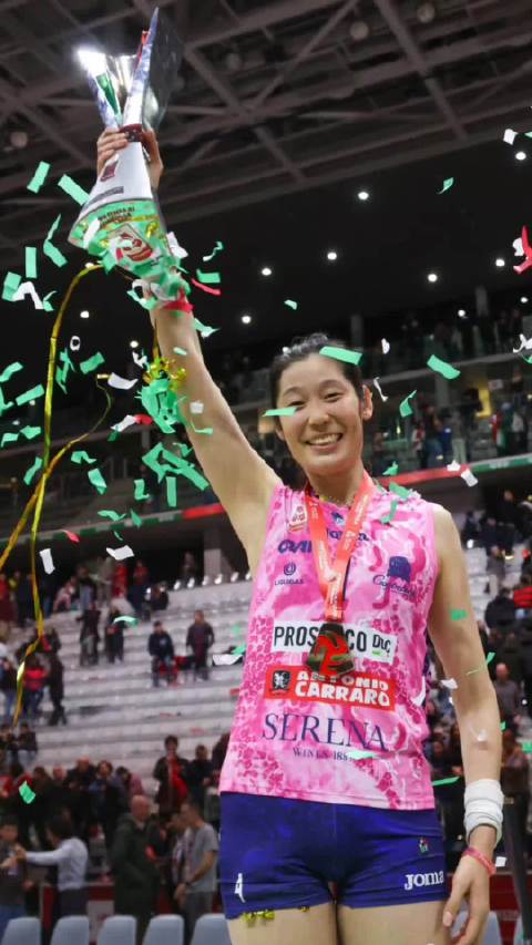 朱婷高举奖杯庆祝！与队友打成一片，留洋真快乐，拍夺冠写真