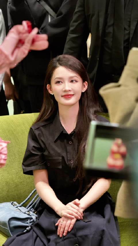 李沁亮相成都Prada活动，氧气少女气质引瞩目