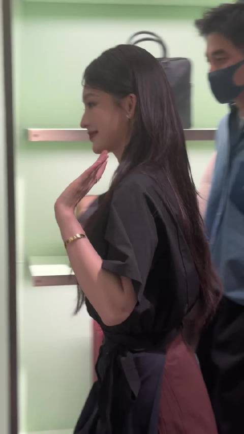 李沁成都出席活动，粉丝出口道别