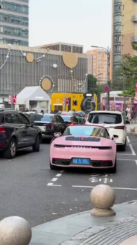 开保时捷911的姐姐，香奈儿这一身搭配抵普通人一两年的工资了吧