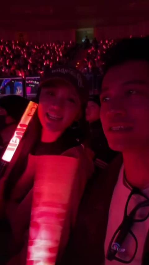 陈乔恩和艾伦去看王心凌演唱会好甜